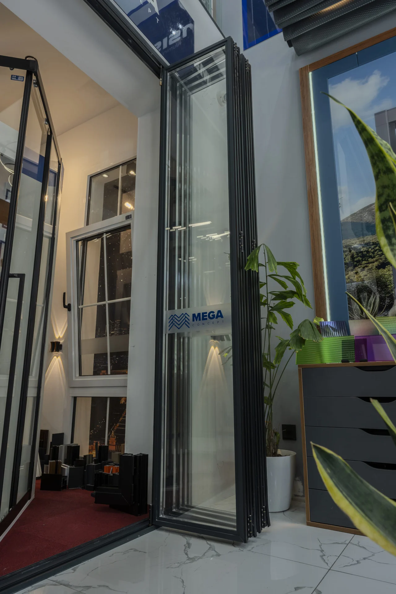 Mega Concept — məkan və material detalı